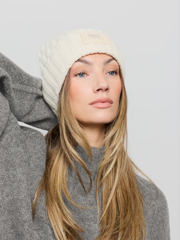 RÆRE by Lorena Rae - Gorra 'Svea' en blanco