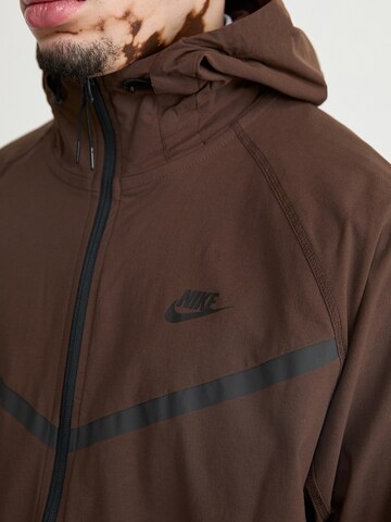 Nike Sportswear Kurtka przejściowa w kolorze brązowy