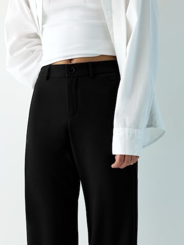 Pull&Bear Široke hlačnice Hlače | črna barva