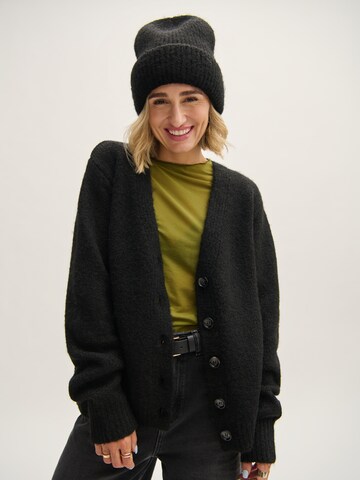 Tatiana Zidekova - Cárdigan 'Fuzzy' en negro: frente