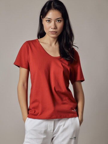 Maglietta 'T-Shirt Scollo Profondo' di OWN Off With Nature in rosso: frontale