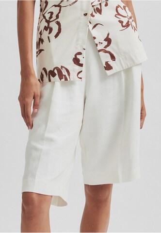 SECOND FEMALE Loosefit Shorts in Weiß