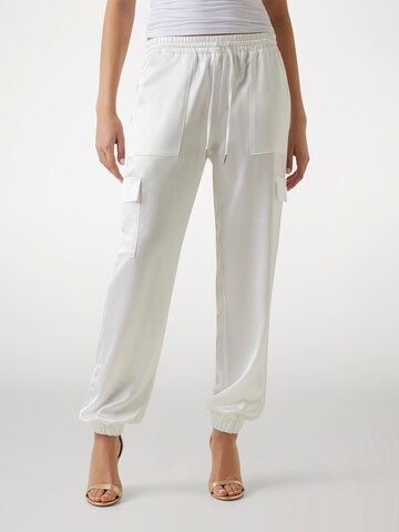 GUESS Tapered Hose 'New Marzia' in Weiß: Vorderseite