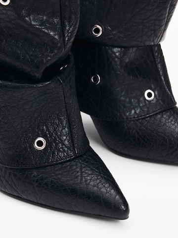 Botine de la Desigual pe negru