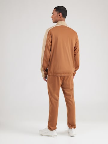 Nike Sportswear Regular Joggingpak 'CLUB' in Bruin