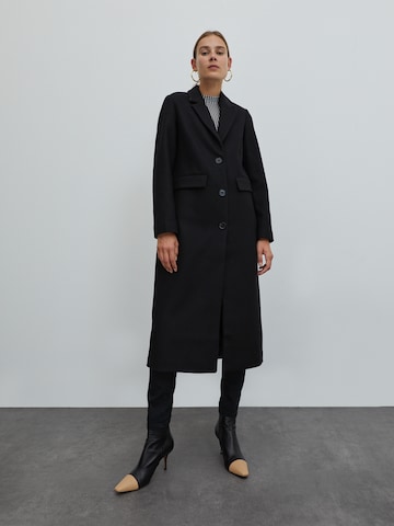 EDITED Between-Seasons Coat 'Airin' in Black: front