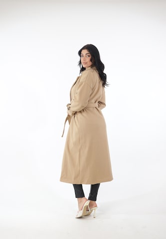 Elara Mantel in Beige