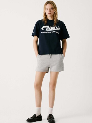 regular Pantaloni 'Red Bull Racing x Pepe Jeans' di Red Bull Racing x Pepe Jeans in grigio