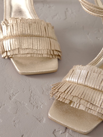 Sandalo di Next in oro