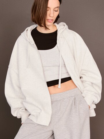 Veste de survêtement Bershka en gris : devant