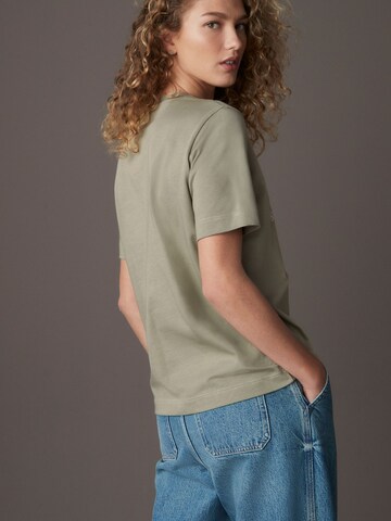 Tricou de la Next pe verde