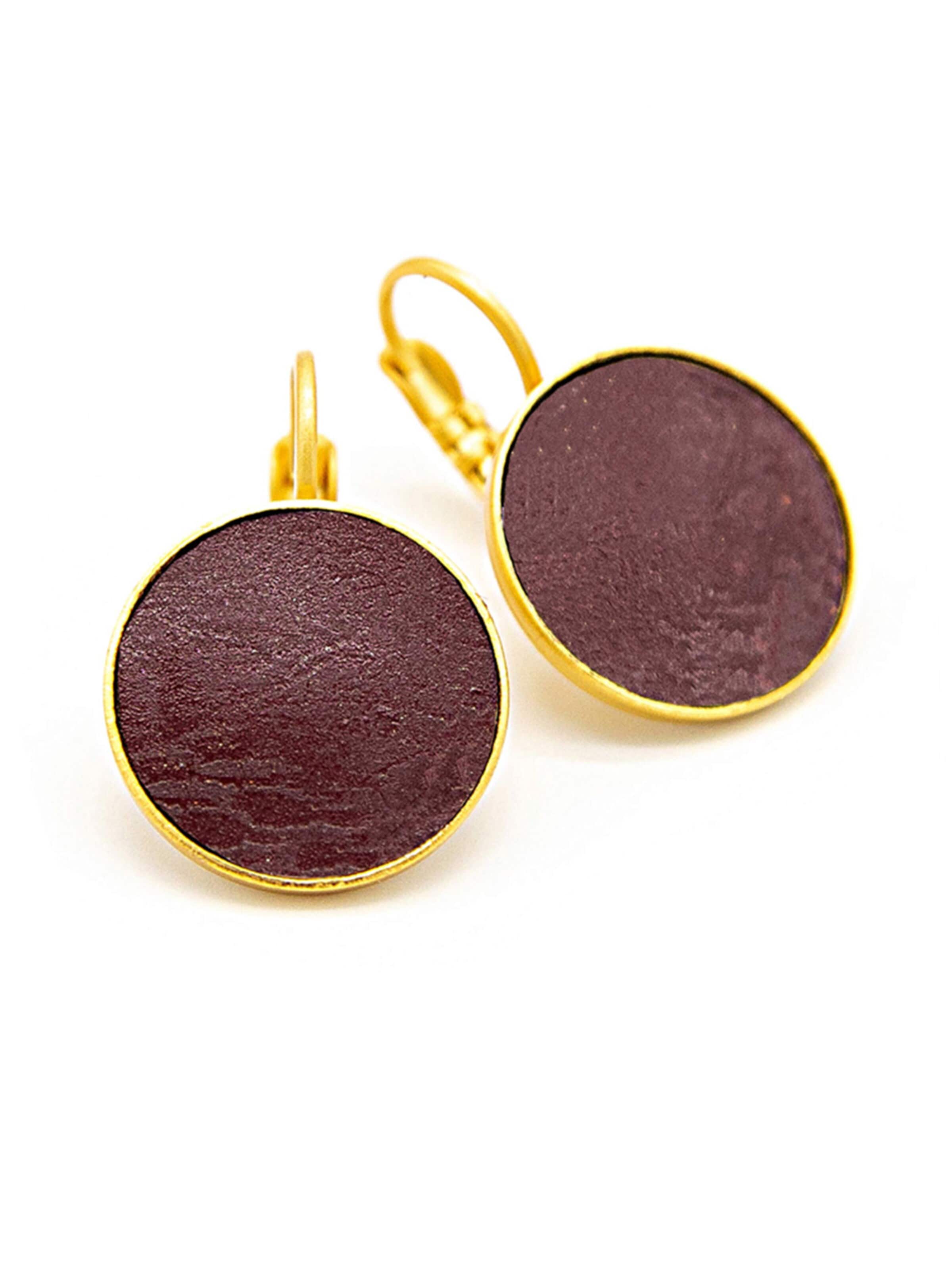 Sergio Engel Earrings 'Patina Ohrring 01 Vergoldete Edelstahlhänger mit farbig patiniertem Metalllättchen' in 15mm in Dark red, Item view