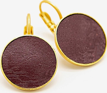 Sergio Engel Earrings 'Patina Ohrring 01 Vergoldete Edelstahlhänger mit farbig patiniertem Metalllättchen' in Red: front