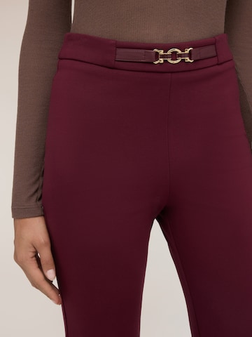 MOTIVI - Acampanado Pantalón en rojo