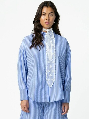 Coster Copenhagen - Blusa 'Harper' en azul: frente