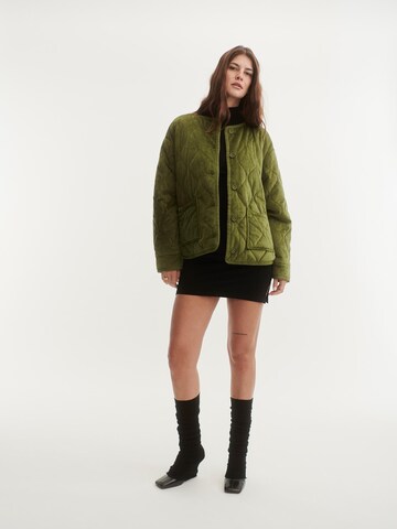 ABOUT YOU x Laura Giurcanu Between-season jacket in Green: front