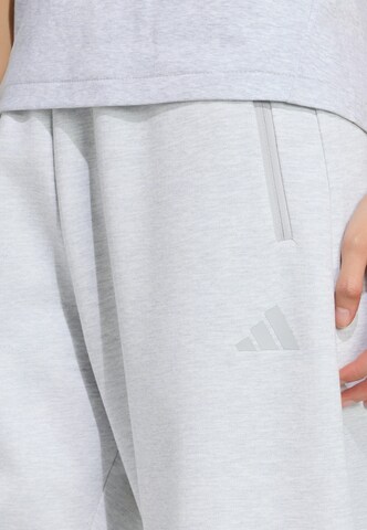 ADIDAS SPORTSWEAR - Loosefit Calças de desporto 'Z.N.E.' em cinzento