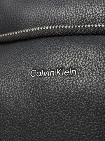 Calvin Klein - Bolso de hombro 'RAISED POCKET REPORTER TRACOLLINA' en negro