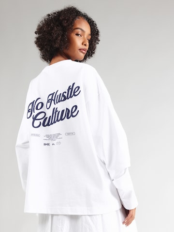 T-shirt Karo Kauer en blanc : devant