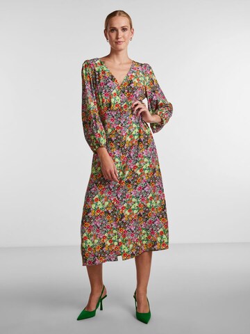 Robe 'FLOWER FIELD' Y.A.S en noir : devant