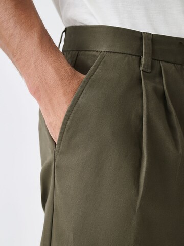Next Ohlapna forma Chino hlače | zelena barva