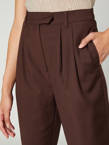 Loosefit Pantaloni con pieghe di Guido Maria Kretschmer Women in marrone