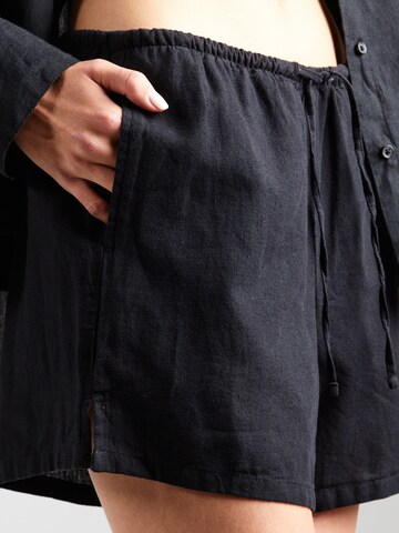 Gina Tricot Широка кройка Панталон в черно