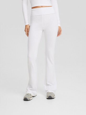 Bershka Flared Pants in White: front