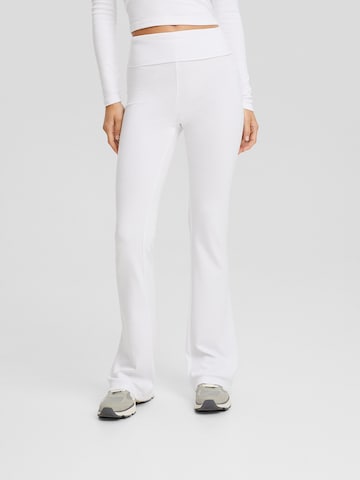 Bershka Rozkloszowany krój Spodnie w kolorze biały: przód