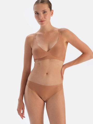 Dagi Σλιπ σε καφέ: μπροστά