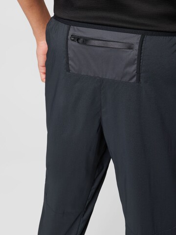 Effilé Pantalon de sport NIKE en noir