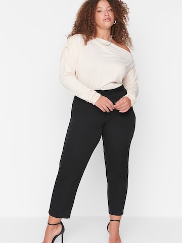 Tapered Pantaloni di Trendyol Curve in nero: frontale