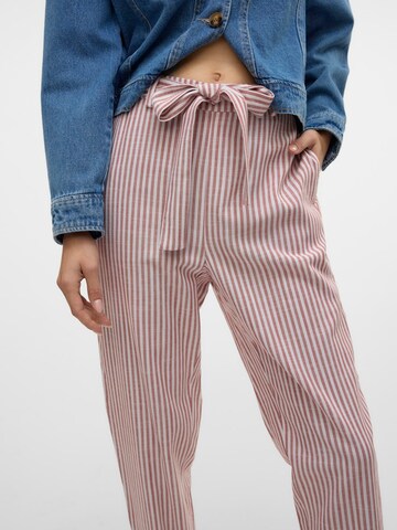 Coupe slim Pantalon chino 'VMLYA' VERO MODA en rouge