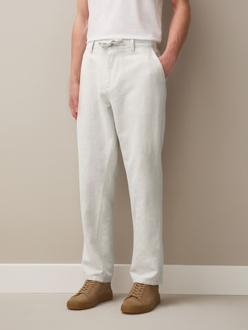 Coupe slim Pantalon chino Next en gris : devant