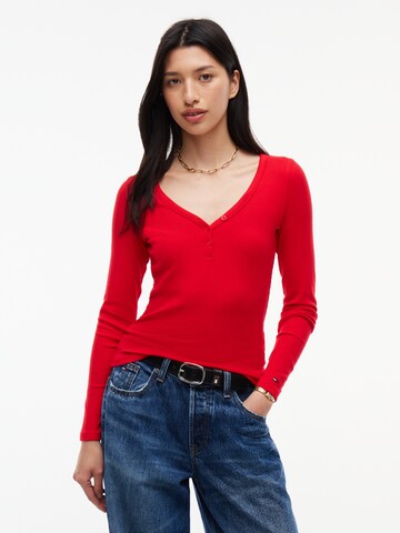 Tricou de la Tommy Jeans pe roșu: față