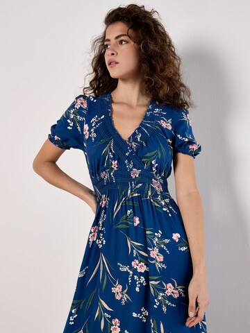 Apricot Kleid in Blau