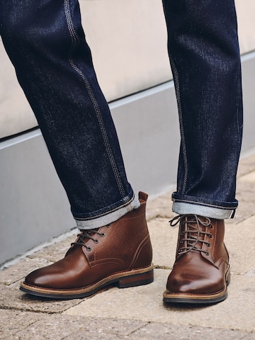 Next - Botas con cordones en marrón