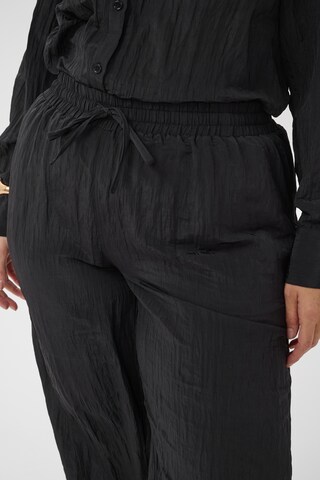 KAFFE CURVE - Loosefit Pantalón 'KCdabbie' en negro