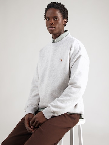 Abercrombie & Fitch Суичър 'ICON ESSENTIAL' в сиво: отпред