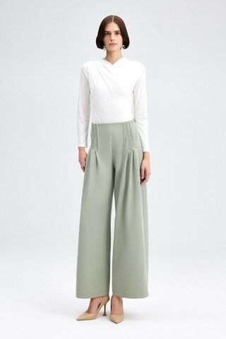 Touche Prive Wide leg Pleat-front trousers in Green