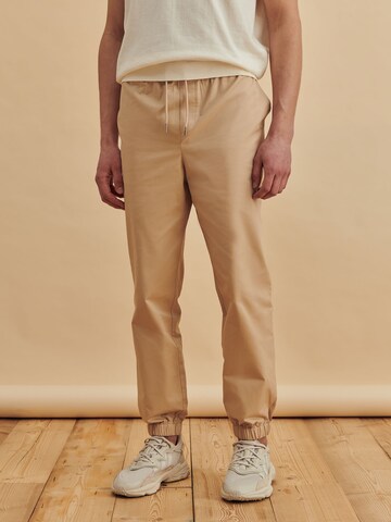 Effilé Pantalon 'Julian' DAN FOX APPAREL en beige : devant