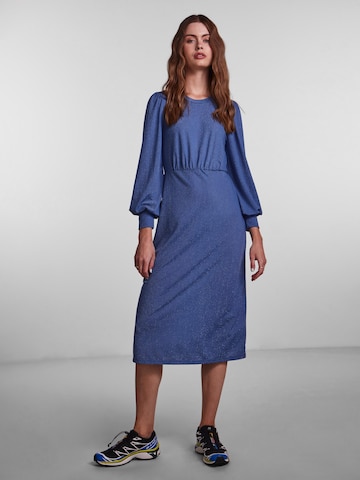 Robe 'Tina' PIECES en bleu : devant