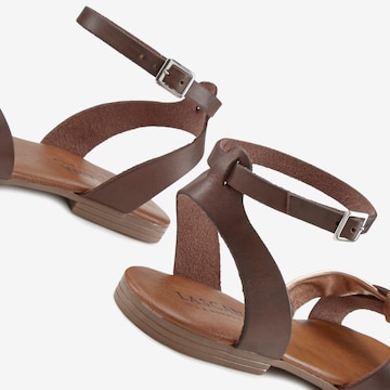 LASCANA Sandalen met riem in Bruin