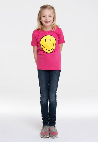 LOGOSHIRT Shirt 'Smiley Face' in Roze