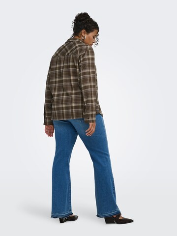 ONLY Carmakoma - Blusa 'CARGUKA' en marrón