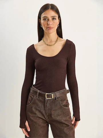 Bianco Lucci - Camisa em castanho: frente