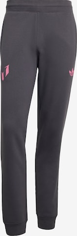 ADIDAS ORIGINALS - Tapered Pantalón 'Messi' en gris: frente