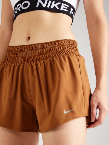 NIKE Štandardný strih Športové nohavice 'ONE' - Hnedá