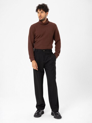 Antioch Regular Pleat-front trousers in Black