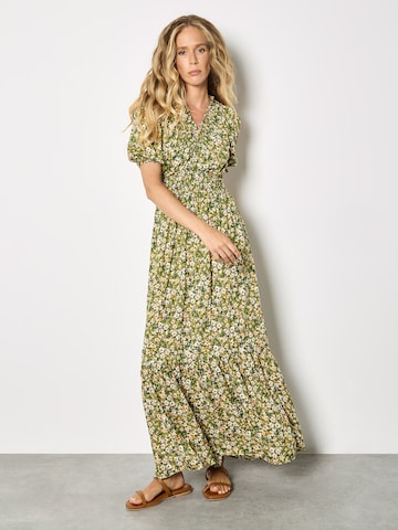Apricot Ditsy Floral Tiered Maxi Dress ' ' in Grün